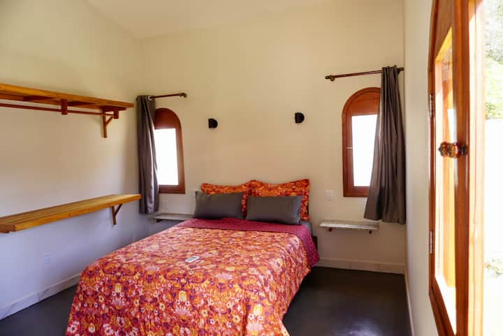 Dormitorio 2 con cama tamaño queen (160 de ancho).