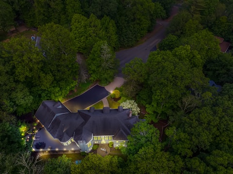 Fancy Poconos Castle & Indoor MEGA 10+ Hot Tub