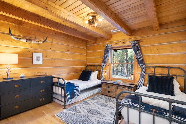 Tretia izba pre hostí sa nachádza aj na hlavnom poschodí - a je ideálna pre deti. Dve jednolôžka a vysúvacia posteľ sa pohodlne zmestia 3 osoby.