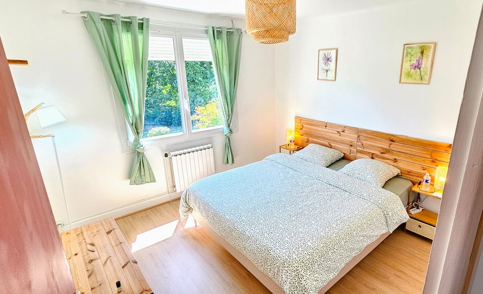 Salon avec filet suspendu et éclairage LED