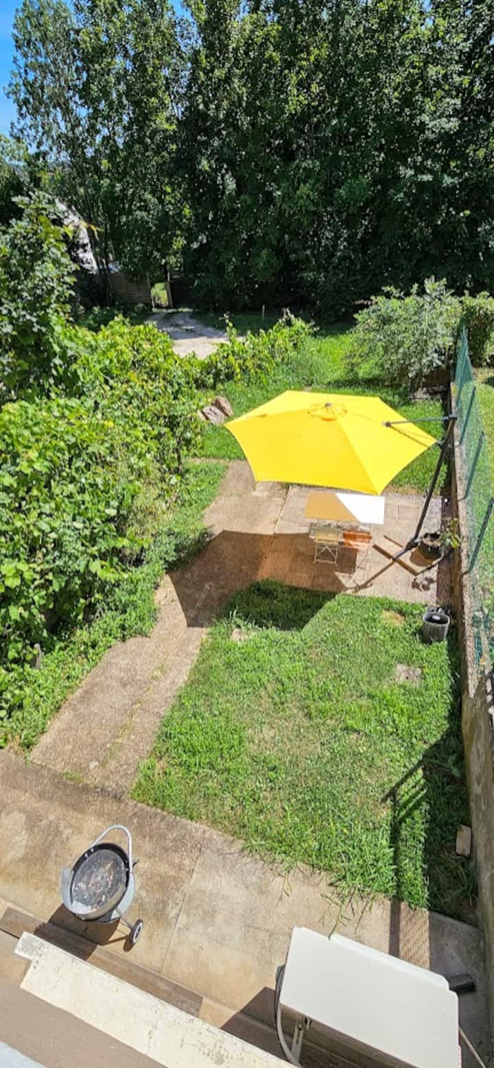 Jardin avec parasol et mobilier extérieur