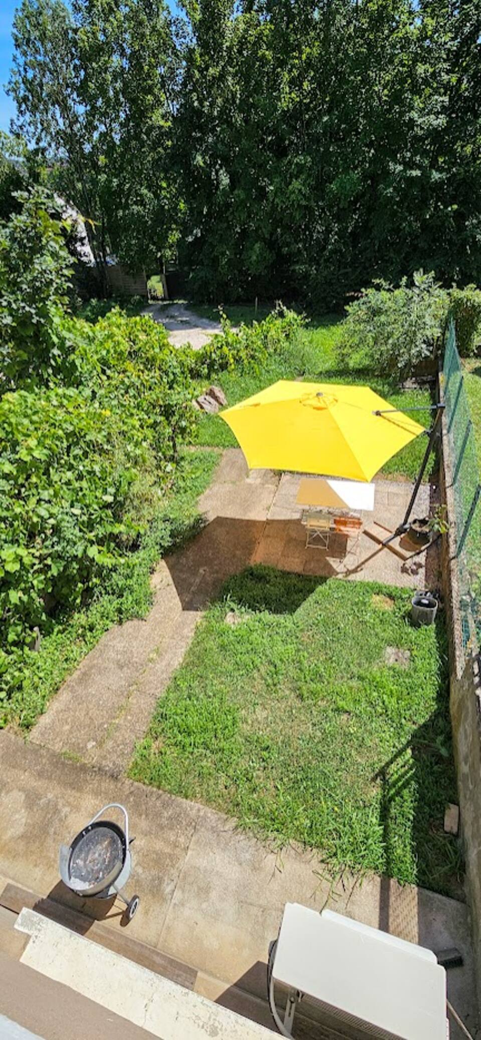 Jardin avec parasol et mobilier extérieur