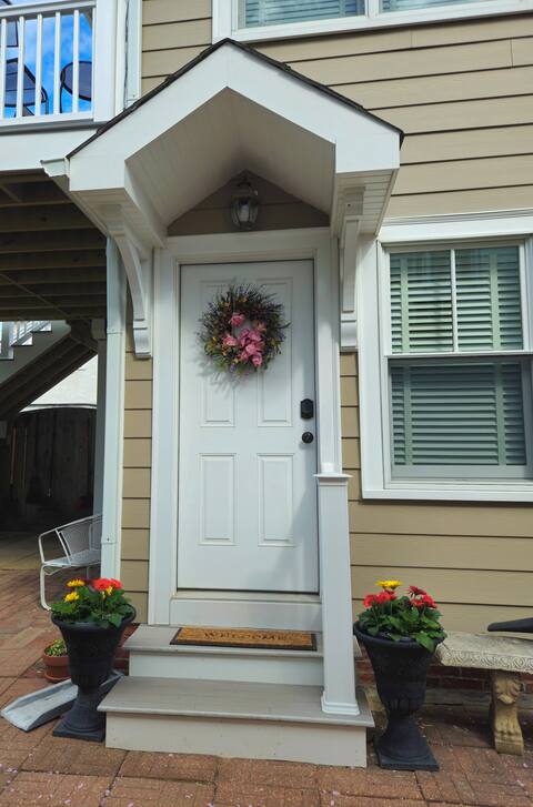 1 bedroom suite w/free on-site parking in WC Boro