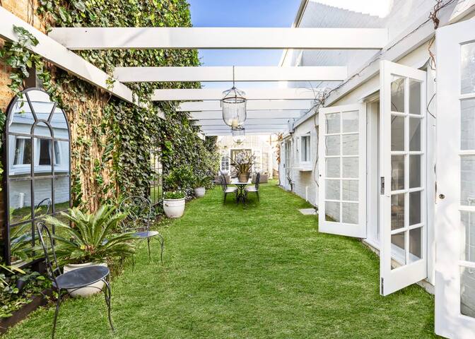 Woollahra Home with Idyllic Secret Garden gallery image 2