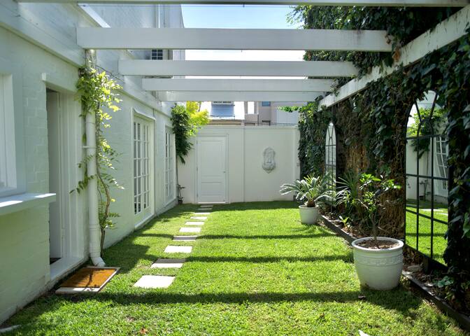 Woollahra Home with Idyllic Secret Garden gallery image 3