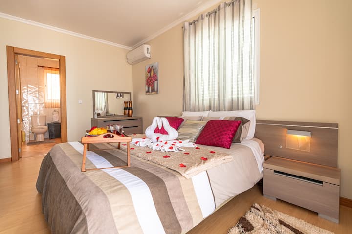 ห้องนอนคู่พร้อมห้องน้ำในตัว