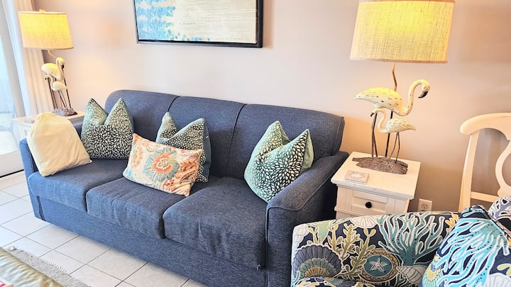 Sofa MPYA KABISA ya Queen size Sleeper, Viti vipya na zulia na meza za mwisho mwaka 2024.