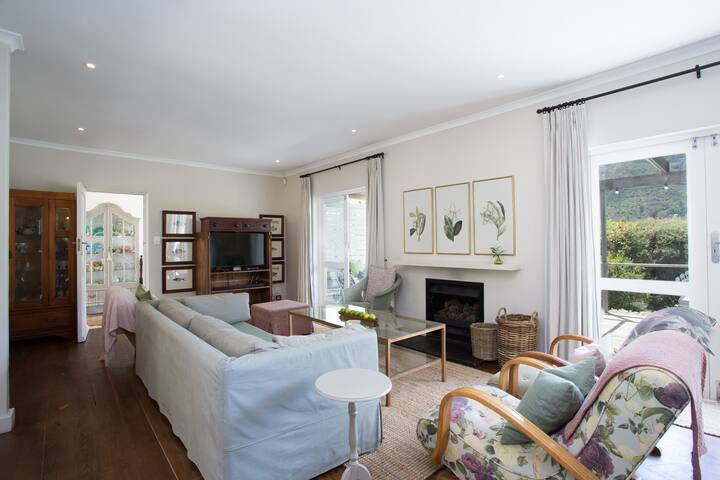 Sophisticated home in Hout Bay – Loadshedding Free gallery image 3