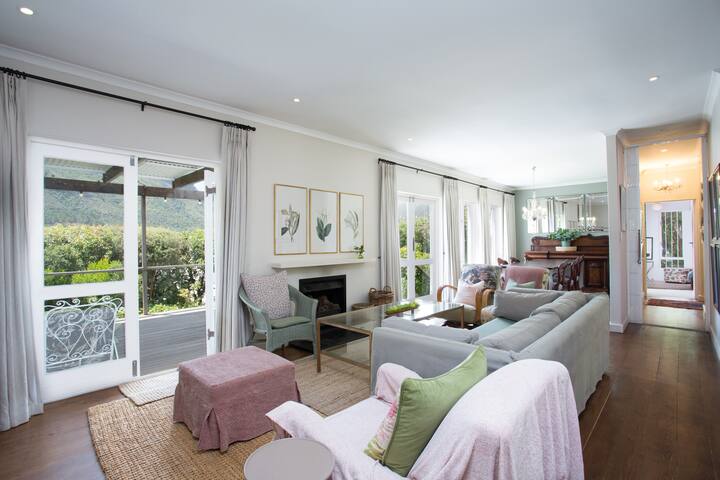 Sophisticated home in Hout Bay – Loadshedding Free gallery image 2