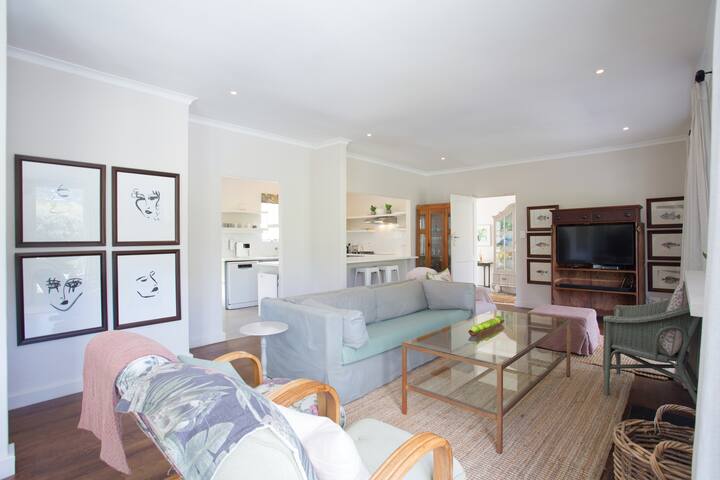 Sophisticated home in Hout Bay – Loadshedding Free gallery image 5