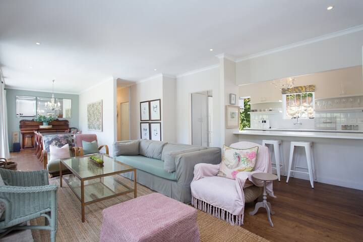 Sophisticated home in Hout Bay – Loadshedding Free gallery image 4