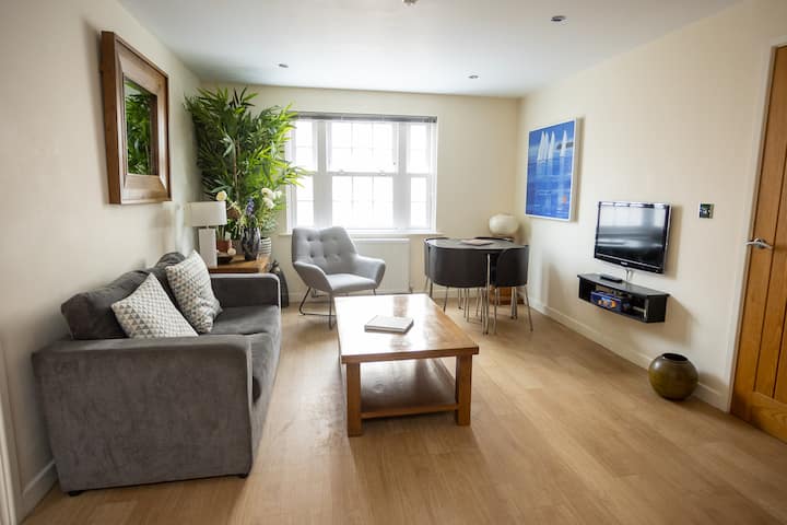 ‘Tivoli’ Stylish Apartment In Suffolks Cheltenham - Cheltenham