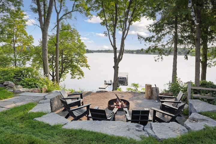 Lakefront Cabin with HOT TUB!