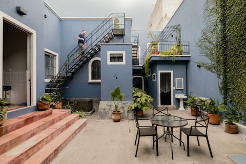 50’s House with Patio, Bathtub & Private Parking
