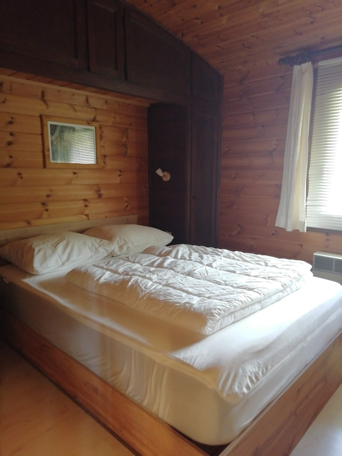 主卧配有双人床，与客厅、第二间卧室和带马桶的浴室位于同一楼层。 