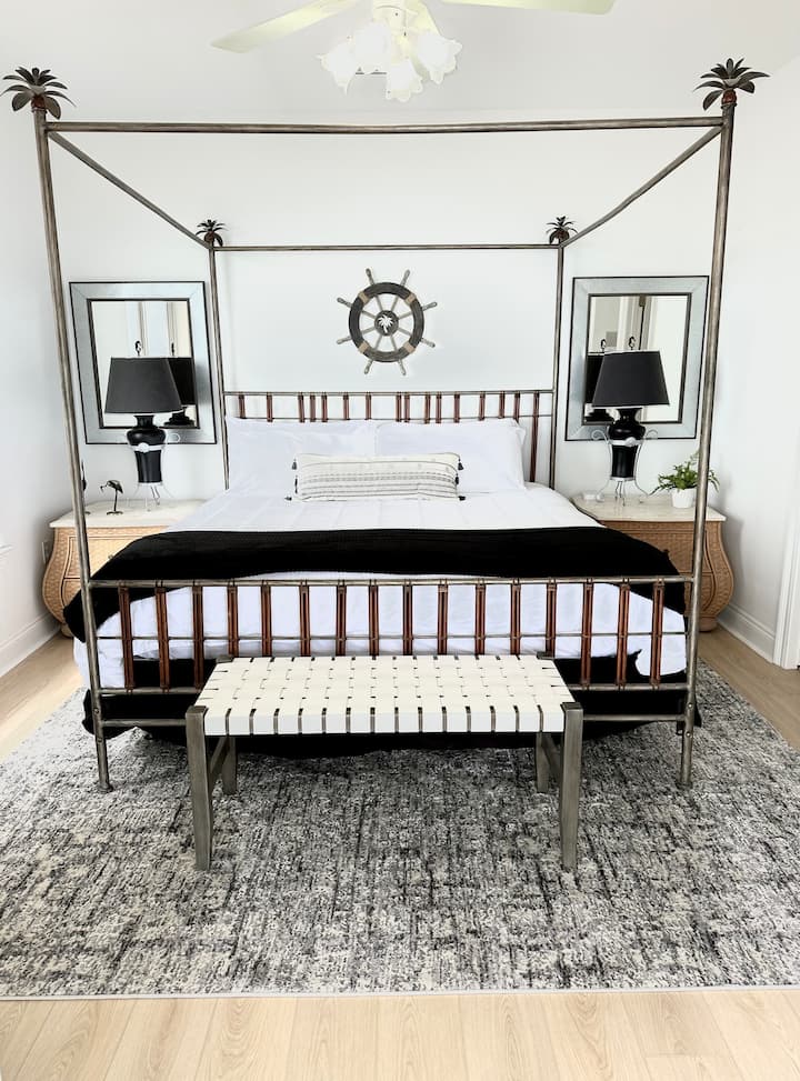 Dormitorio tamaño king con acceso al balcón y vistas maravillosas del agua. Esta habitación tiene un baño adjunto con ducha. 