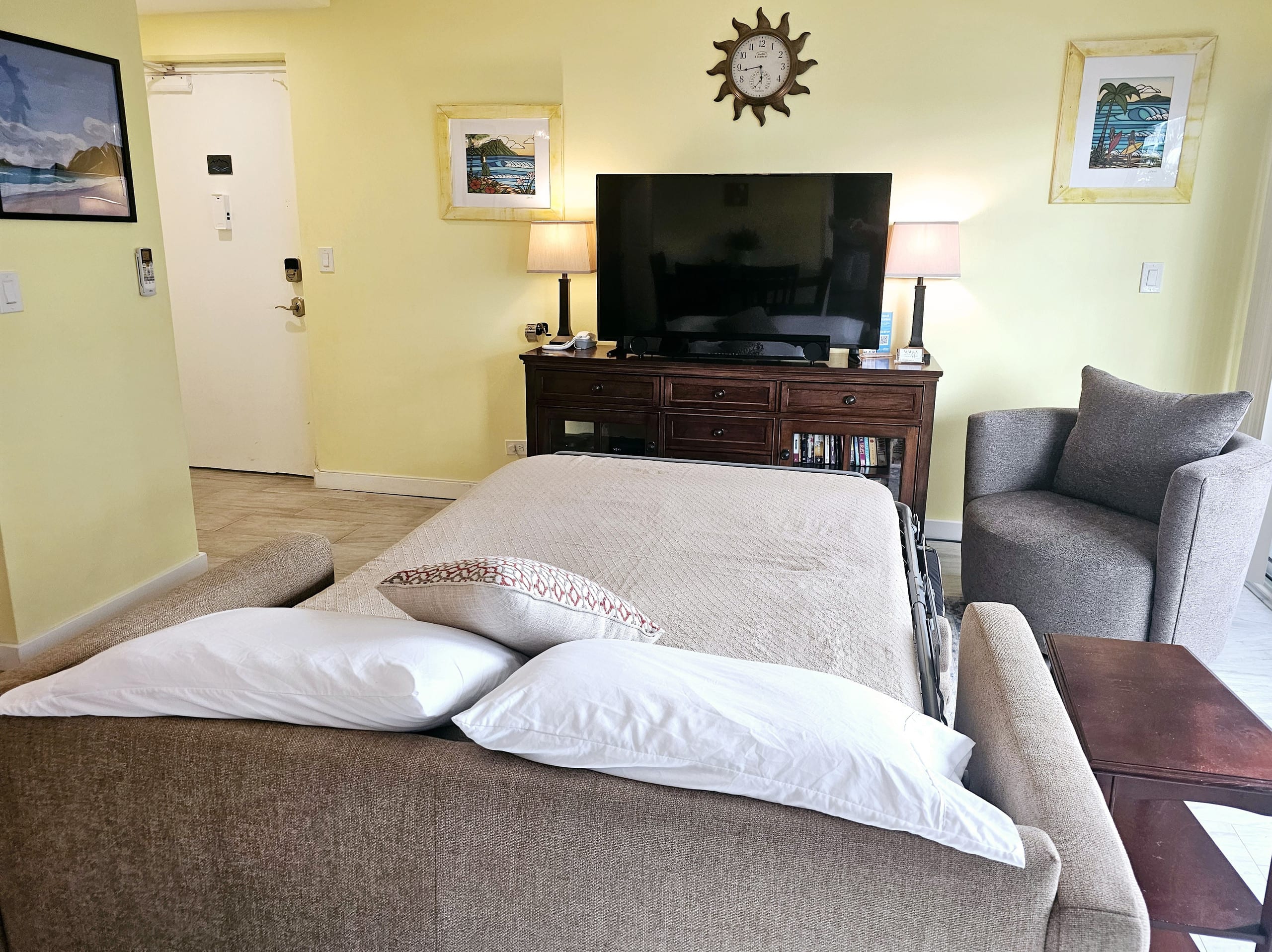 Sleep 6 Full Kitchen Free Parking 1 Block to Beach - Image 6