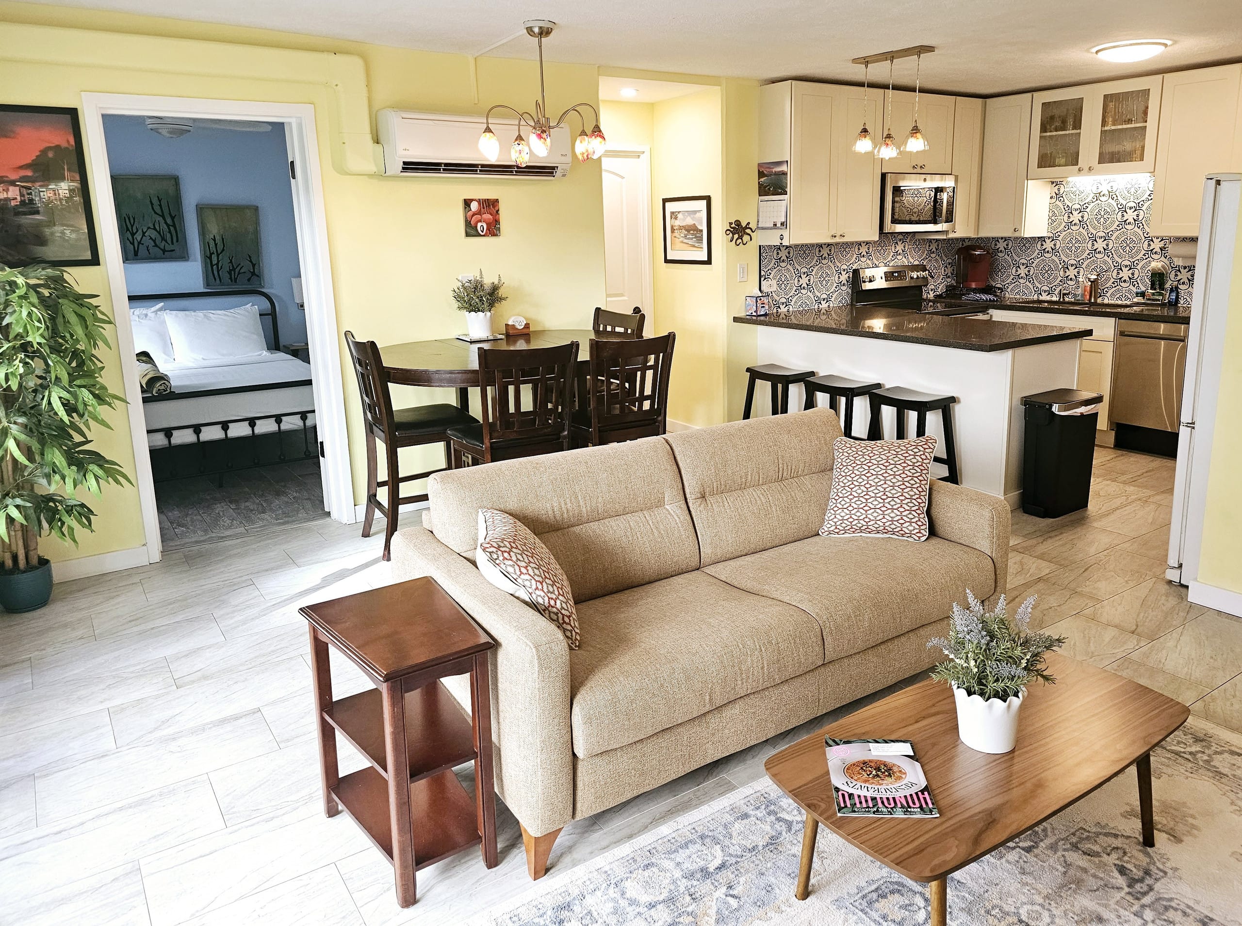 Sleep 6 Full Kitchen Free Parking 1 Block to Beach - Image 1