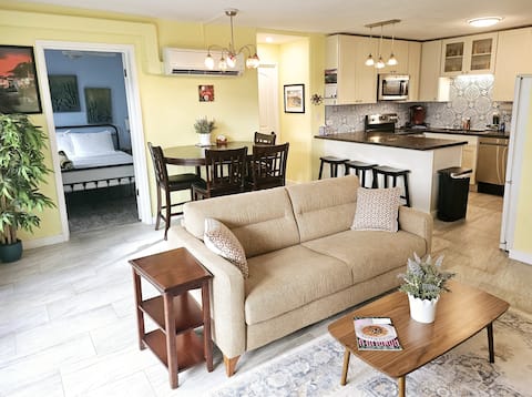 Sleep 6 Full Kitchen Free Parking 1 Block to Beach