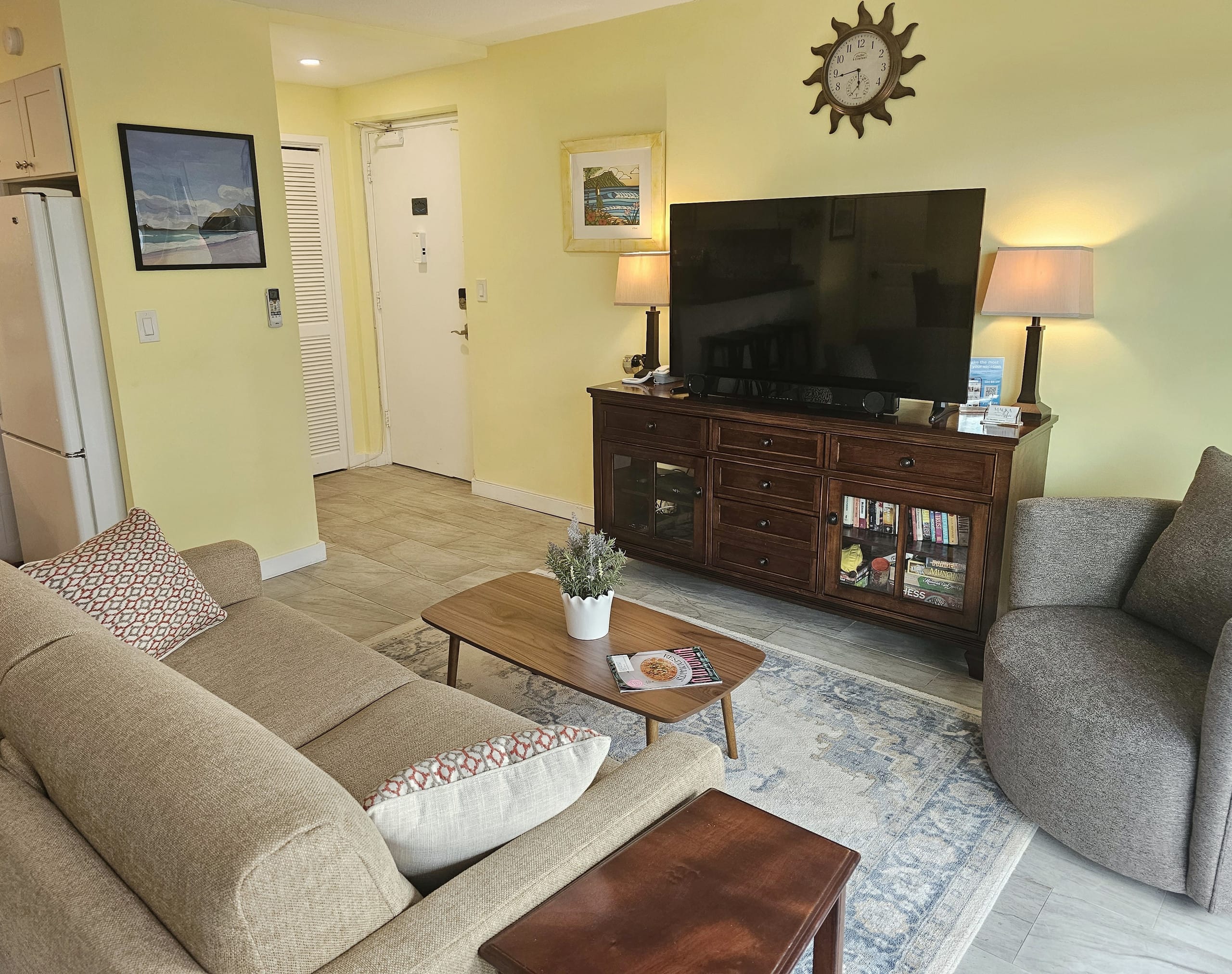 Sleep 6 Full Kitchen Free Parking 1 Block to Beach - Image 7