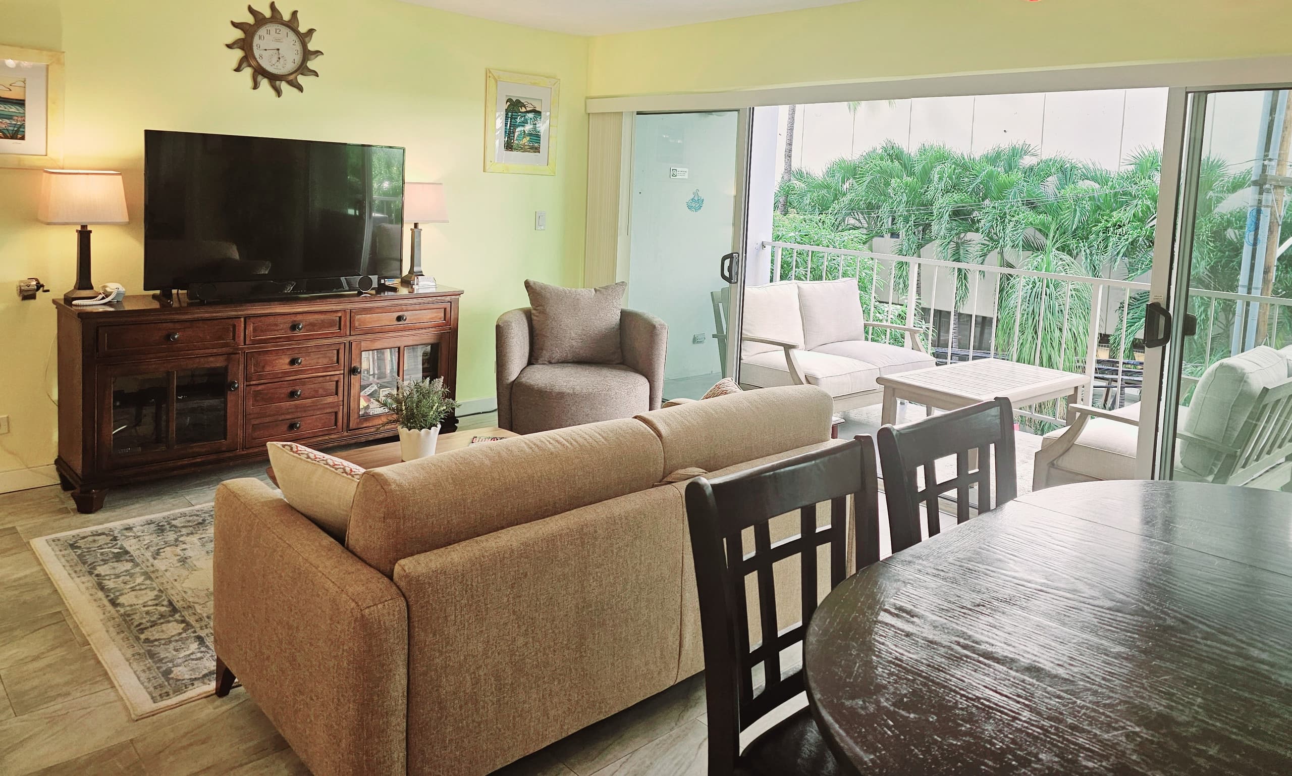 Sleep 6 Full Kitchen Free Parking 1 Block to Beach - Image 5