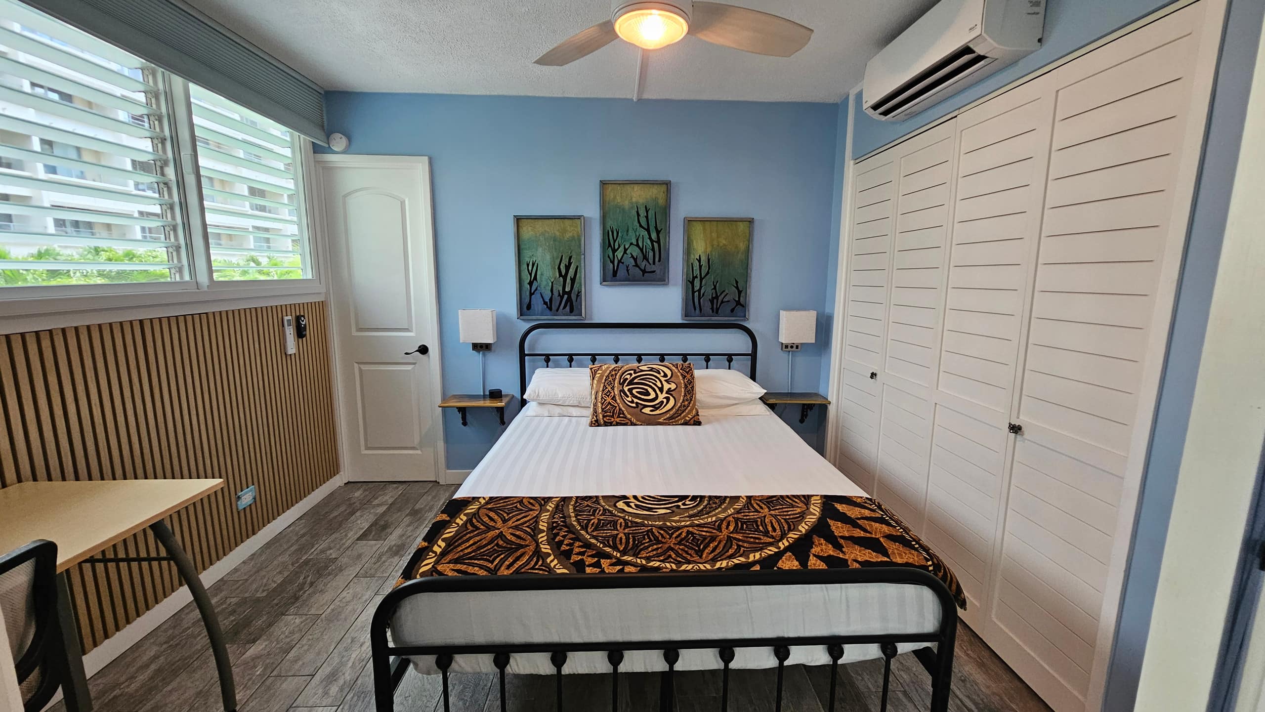 Sleep 6 Full Kitchen Free Parking 1 Block to Beach - Image 30