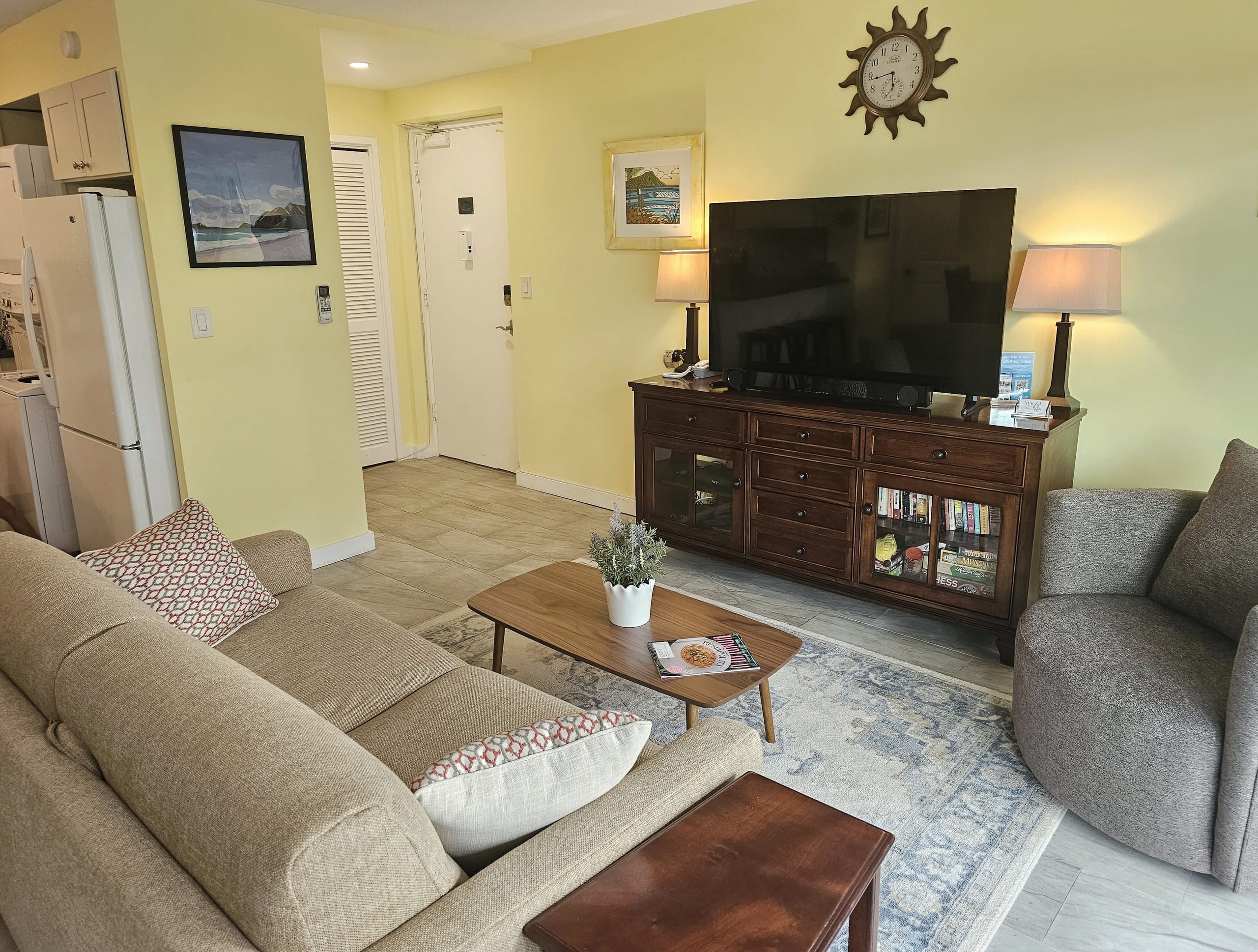 Sleep 6 Full Kitchen Free Parking 1 Block to Beach - Image 4