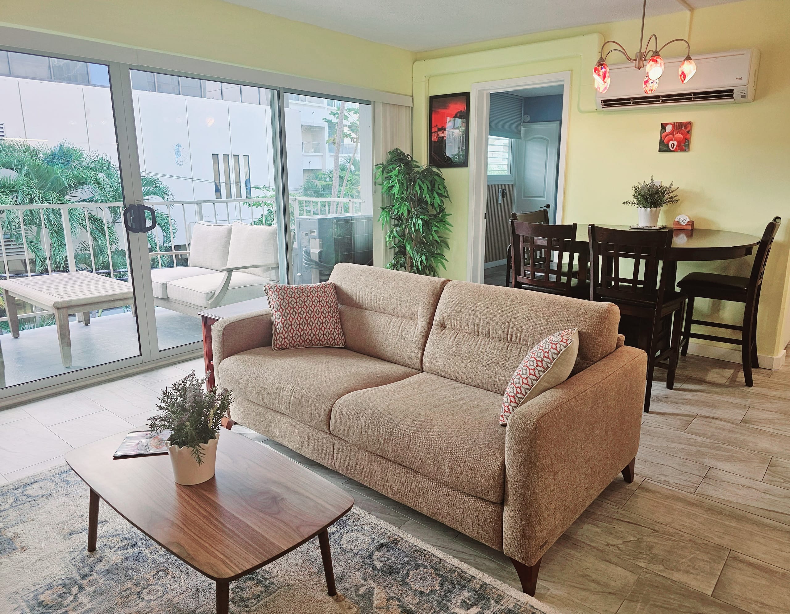 Sleep 6 Full Kitchen Free Parking 1 Block to Beach - Image 2