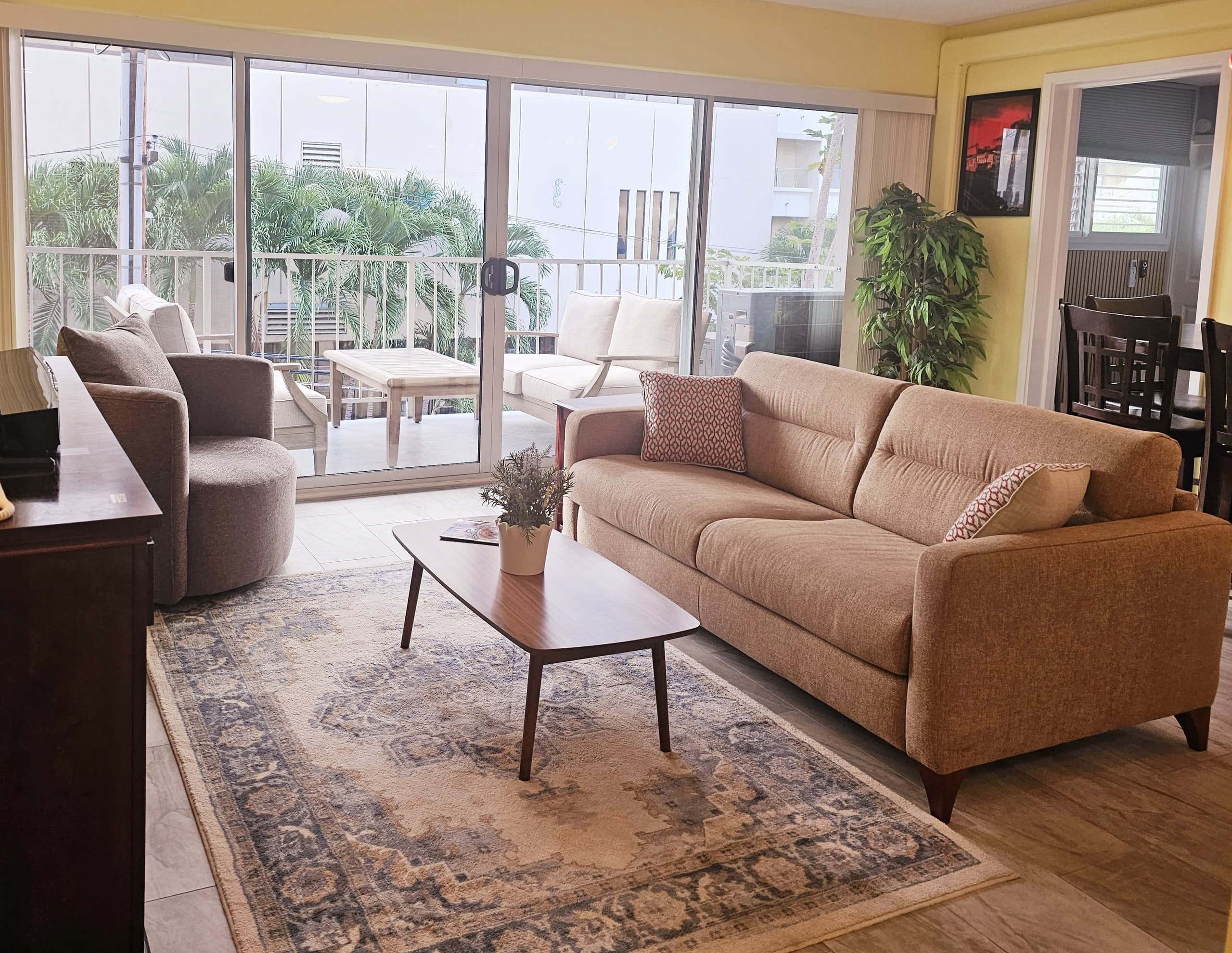 Sleep 6 Full Kitchen Free Parking 1 Block to Beach - Image 3