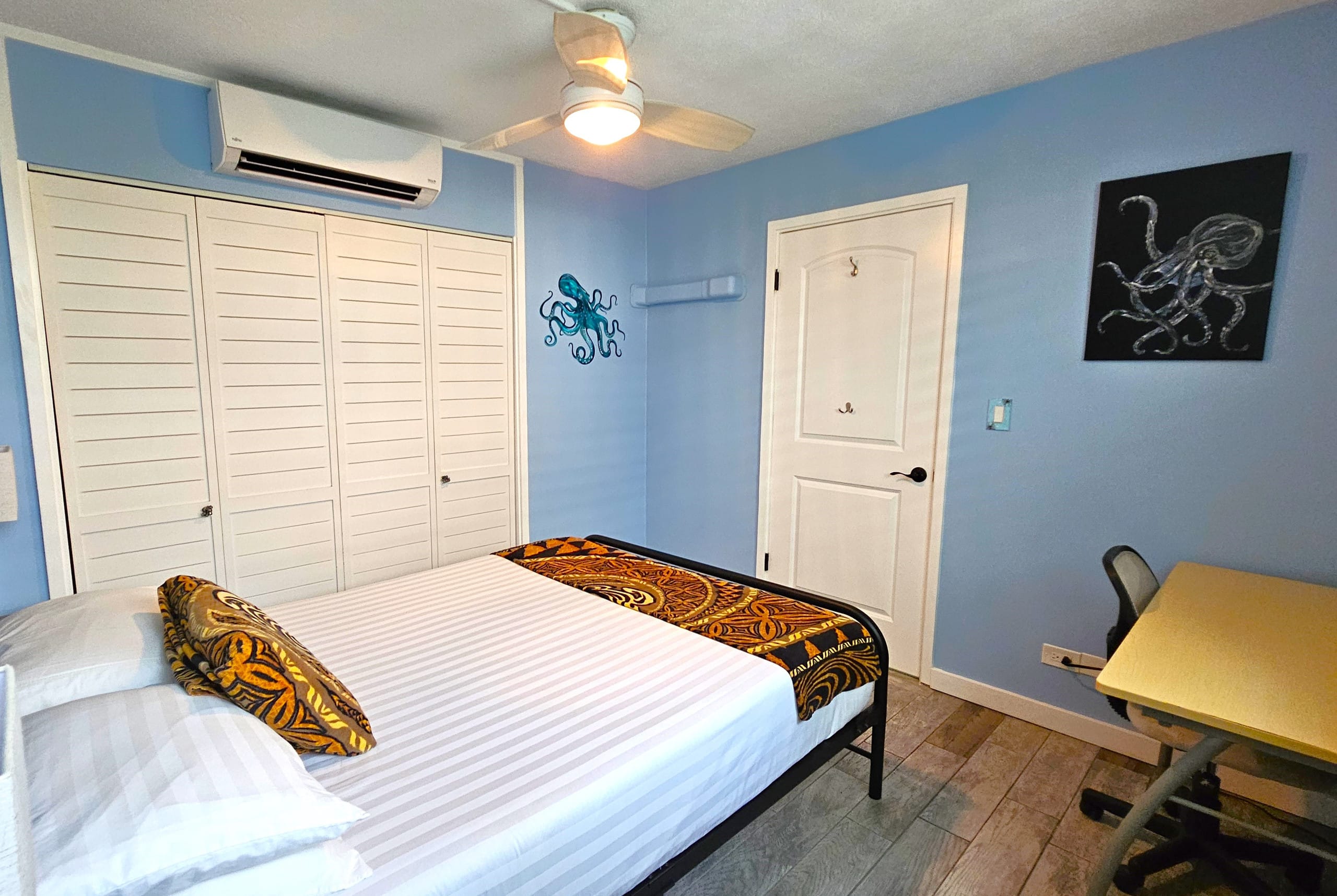 Sleep 6 Full Kitchen Free Parking 1 Block to Beach - Image 28