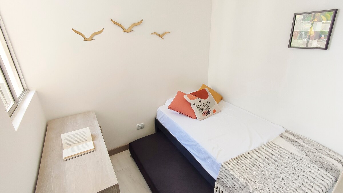 单人床，为儿童和房客提供完美的平台