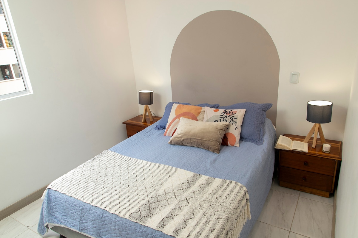 “带43英寸智能电视的主套房