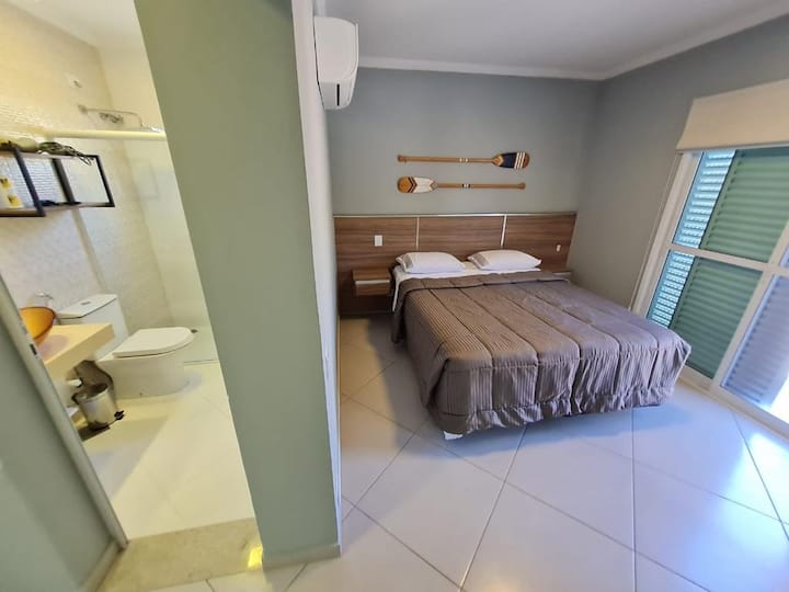 Salle de bain et suite 03 étage supérieur avec lit queen-size, placard, climatisé et terrasse donnant sur la rue.(Nous ne fournissons pas de linge de lit, si vous voulez, nous pouvons vous indiquer qui loue)