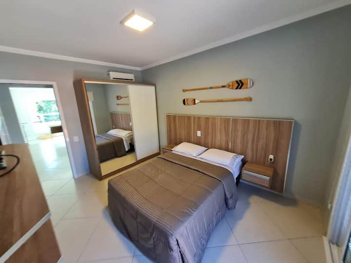 Chambre 04, étage supérieur, lit queen-size, télévision intelligente, miroir pleine longueur, placard, climatisation et terrasse avec vue sur la rue.(Nous ne fournissons pas de linge de lit, si vous voulez, nous pouvons vous indiquer qui loue)