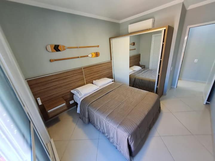 Chambre 05, étage supérieur, lit queen-size, miroir pleine longueur, placard, climatisé et terrasse avec vue sur la rue.(Nous ne fournissons pas de linge de lit, si vous voulez, nous pouvons vous indiquer qui loue)