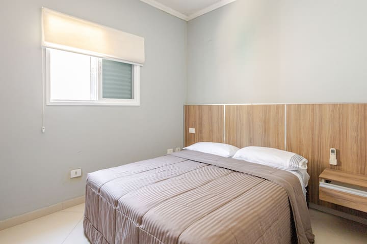 Suite 01 au rez-de-chaussée avec un lit queen-size, un comptoir et la climatisation. (Nous ne fournissons pas de linge de lit, si vous voulez, nous pouvons vous indiquer qui loue)
