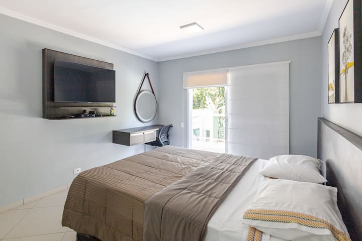 Suite principale 02 à l'étage supérieur avec un lit king-size, climatisé avec une télévision intelligente et une terrasse donnant sur la piscine et le jardin. (Nous ne fournissons pas de linge de lit, si vous voulez, nous pouvons vous indiquer qui loue)