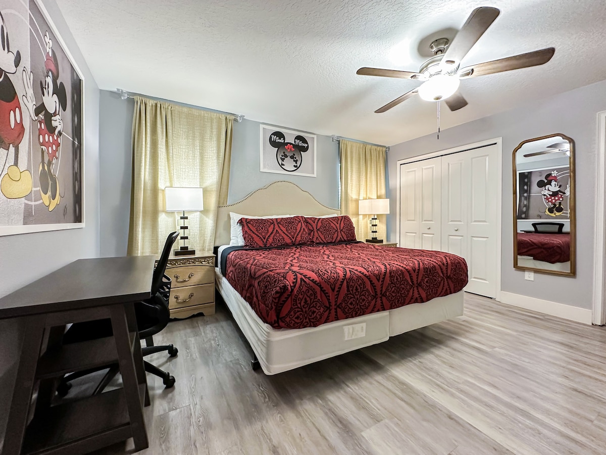 ¡Sumérgete en un refugio inspirado en Mickey donde el encanto alegre se une a la comodidad moderna! Una lujosa cama tamaño king con sábanas rojas estampadas está flanqueada por lámparas de noche brillantes, mientras que los peluches de Mickey y Minnie descansan sobre ella. Un escritorio elegante, un espejo de cuerpo entero y un baño privado 