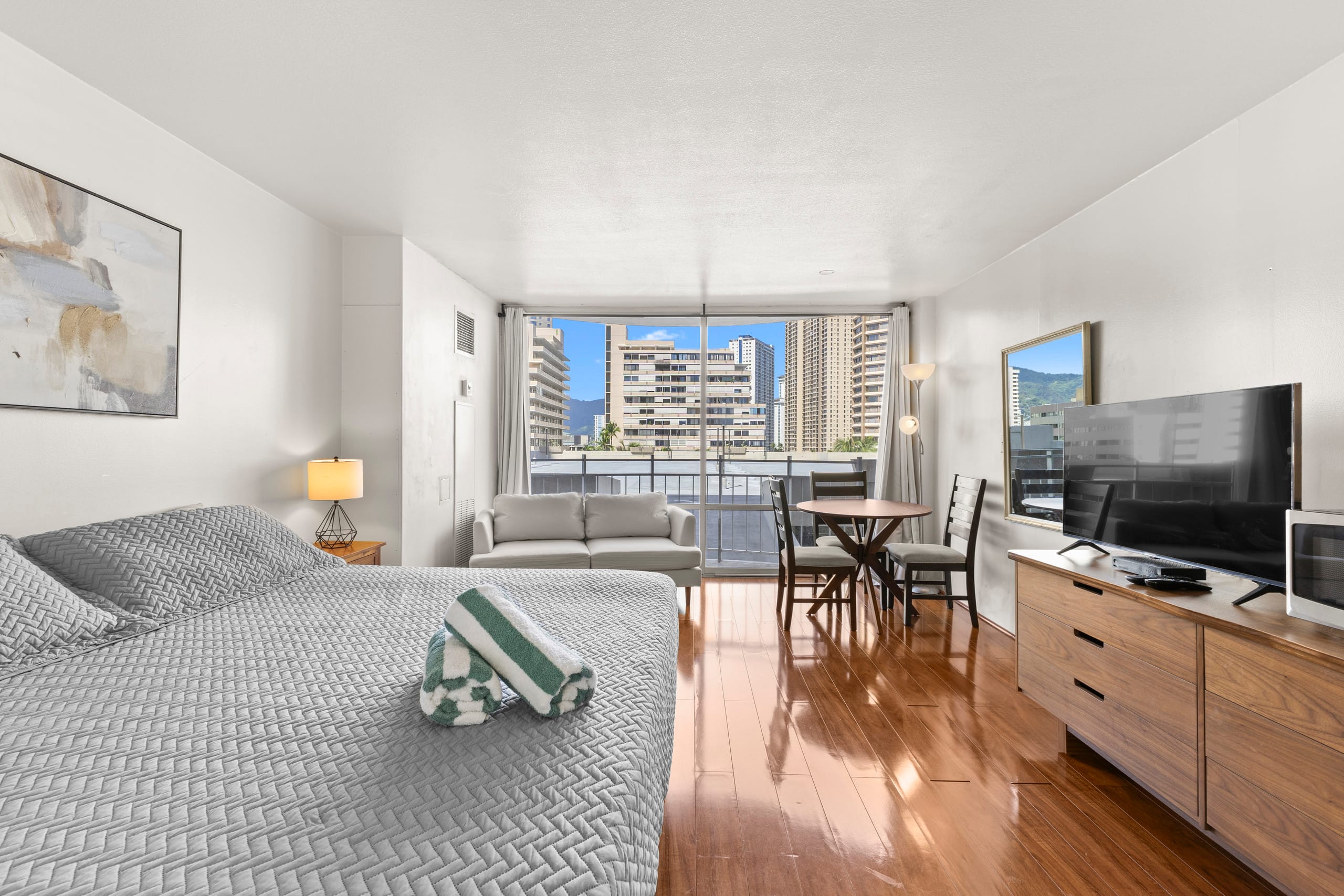 Condo in Honolulu · ★4.73 · Studio · 1 bath - Image 1