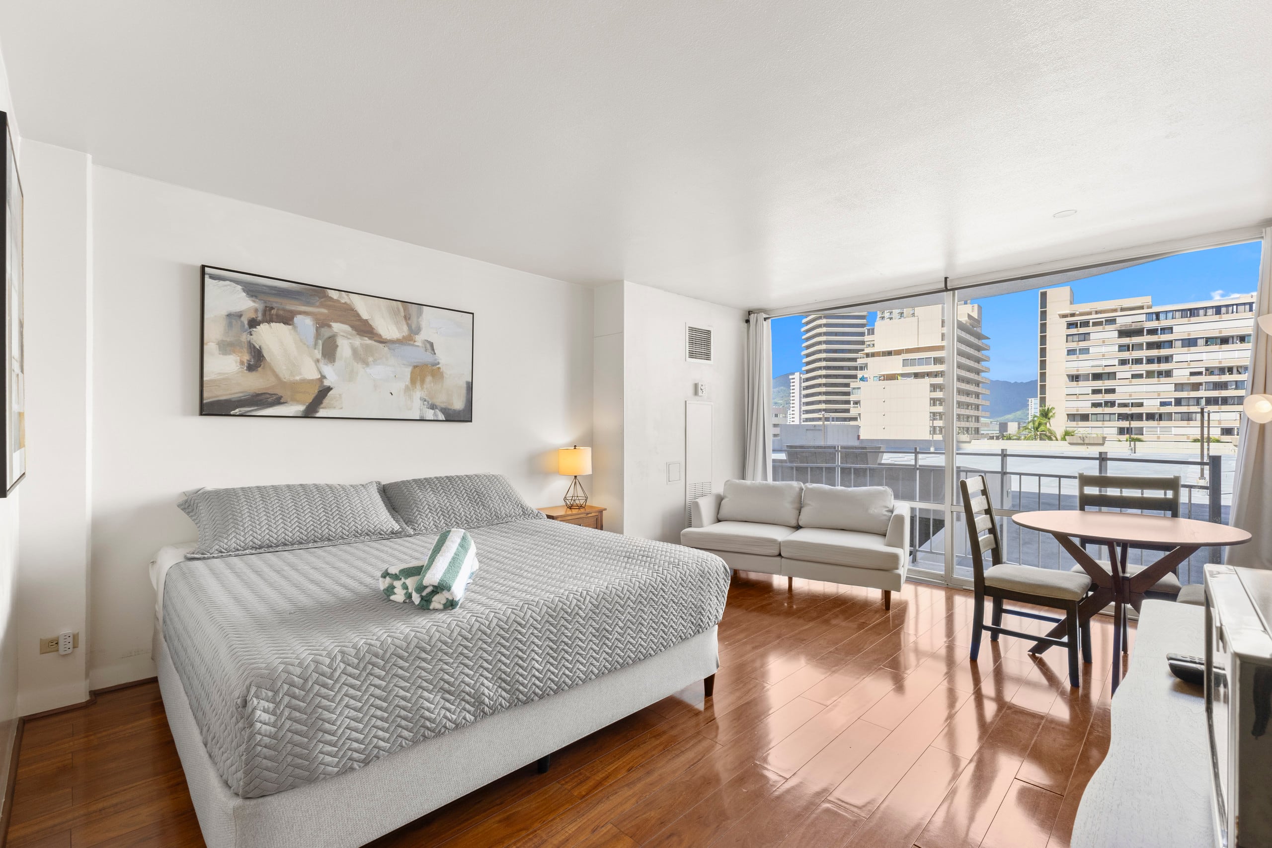 Condo in Honolulu · ★4.73 · Studio · 1 bath - Image 2