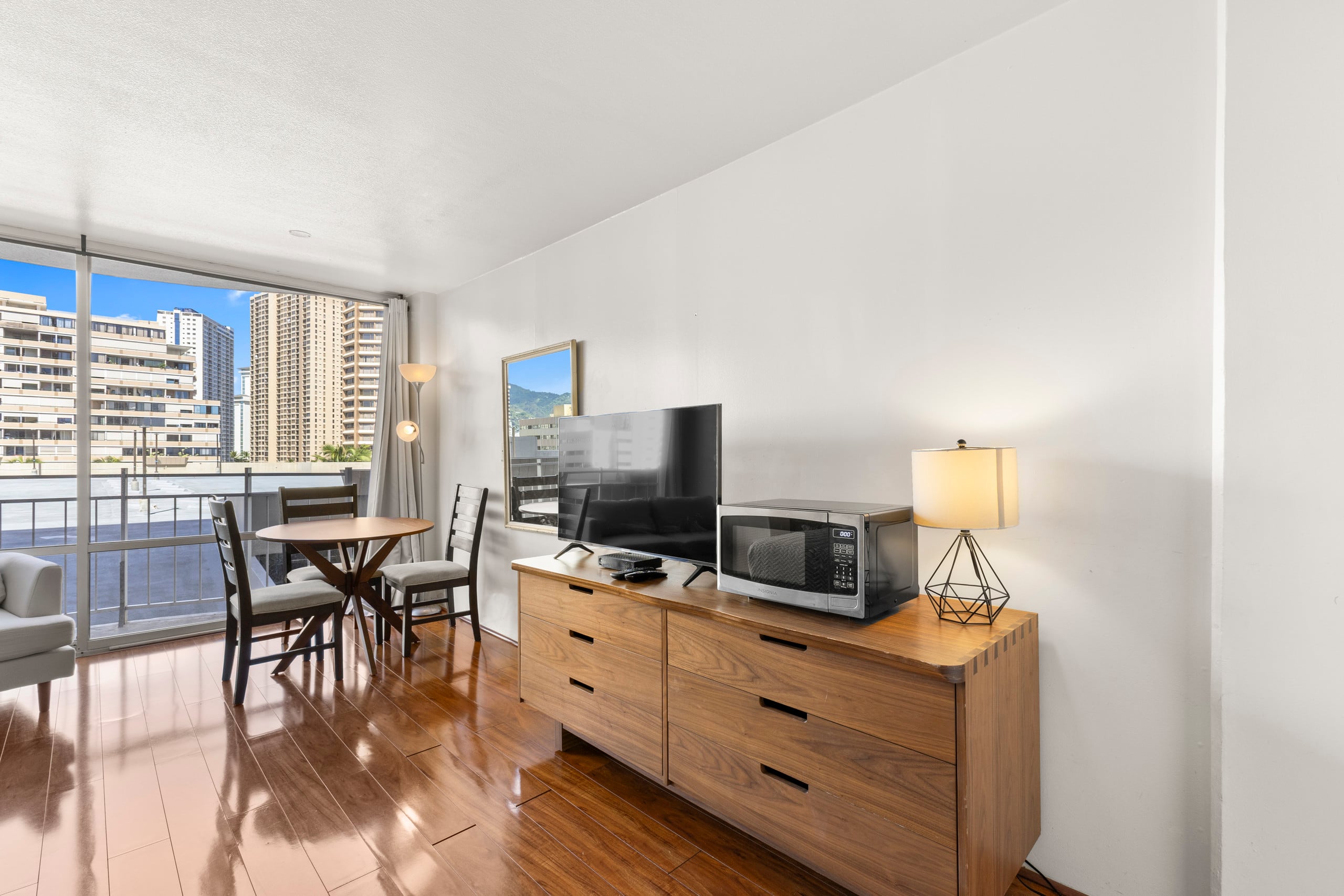 Condo in Honolulu · ★4.73 · Studio · 1 bath - Image 5