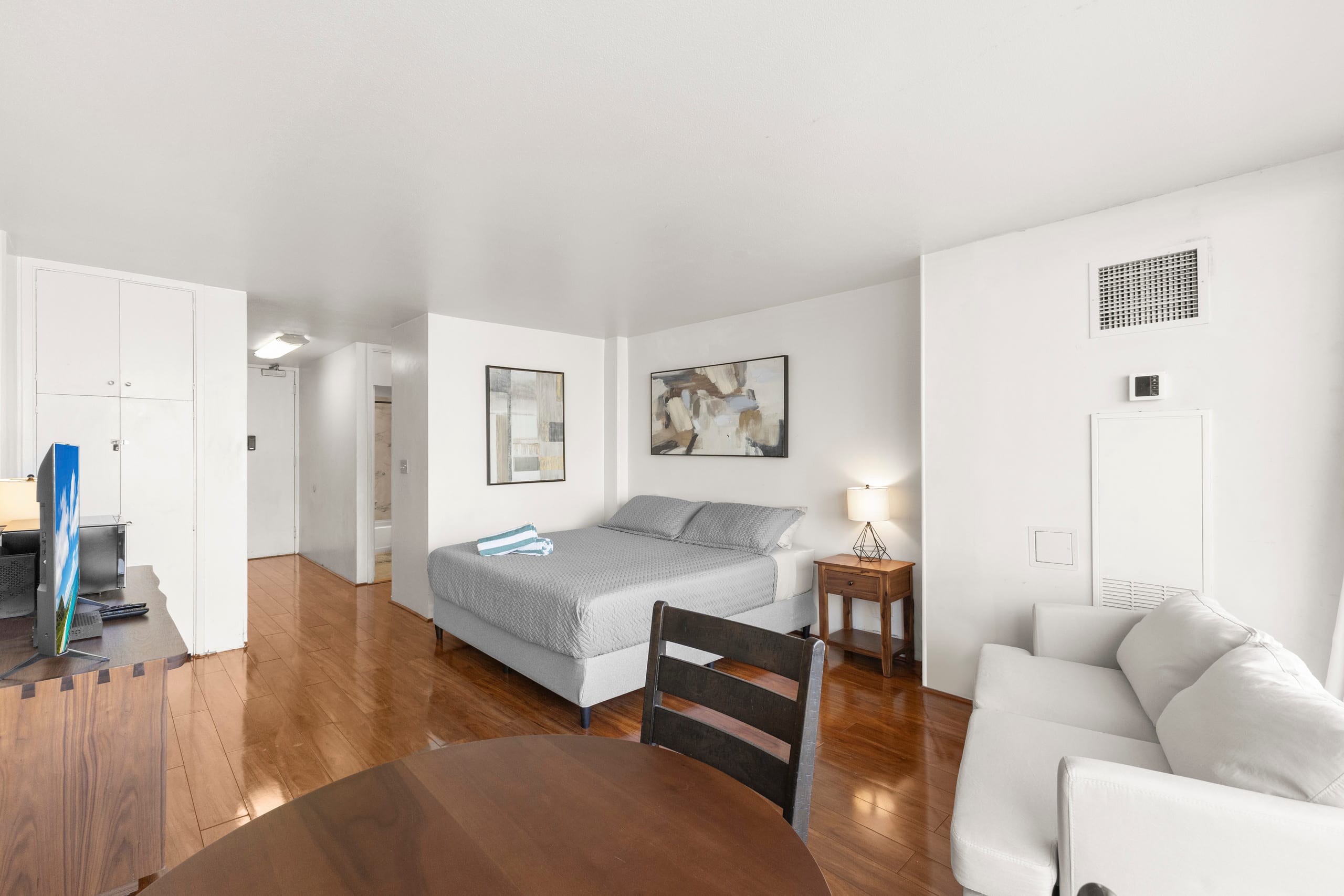 Condo in Honolulu · ★4.73 · Studio · 1 bath - Image 10