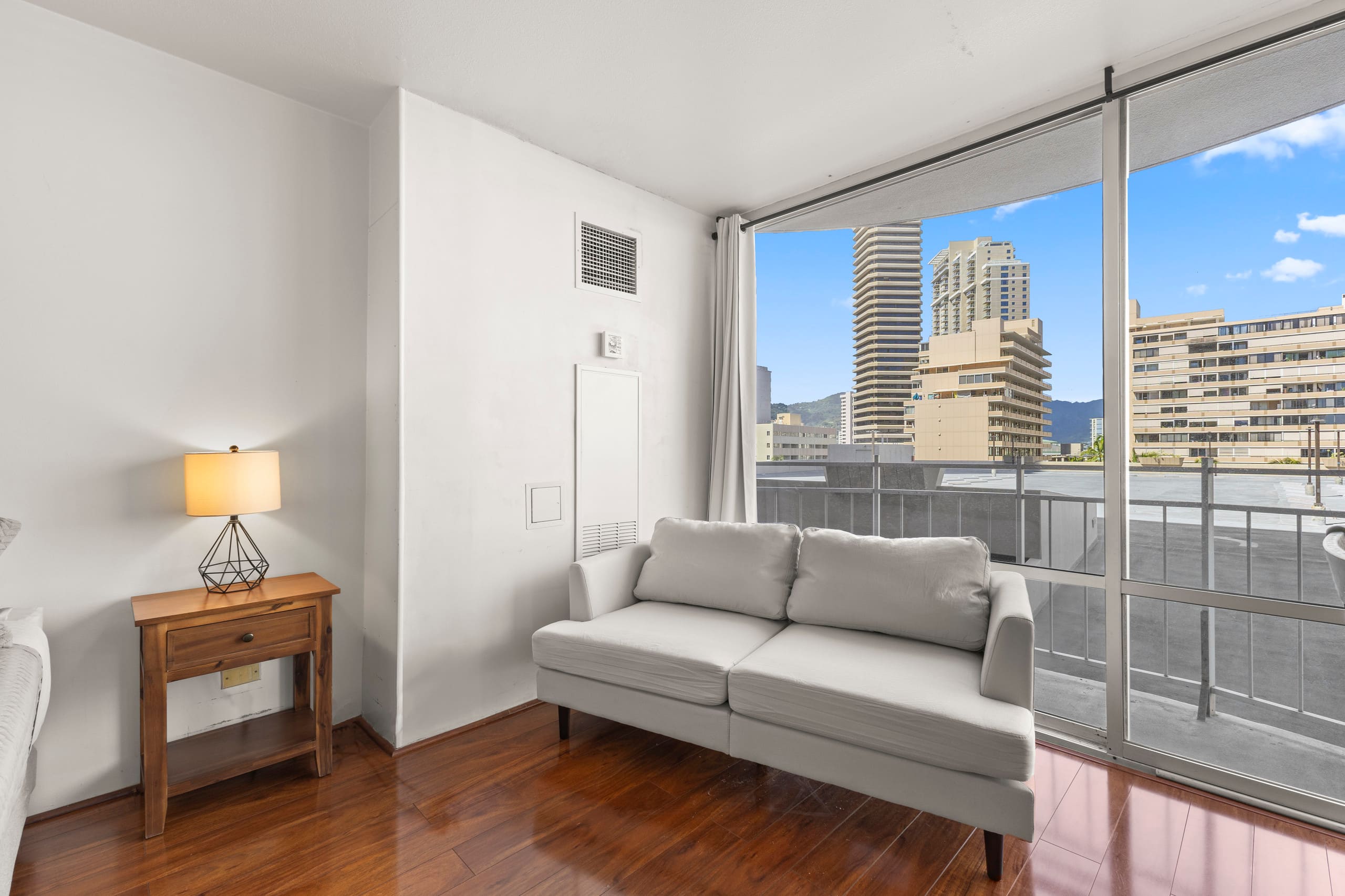 Condo in Honolulu · ★4.73 · Studio · 1 bath - Image 4