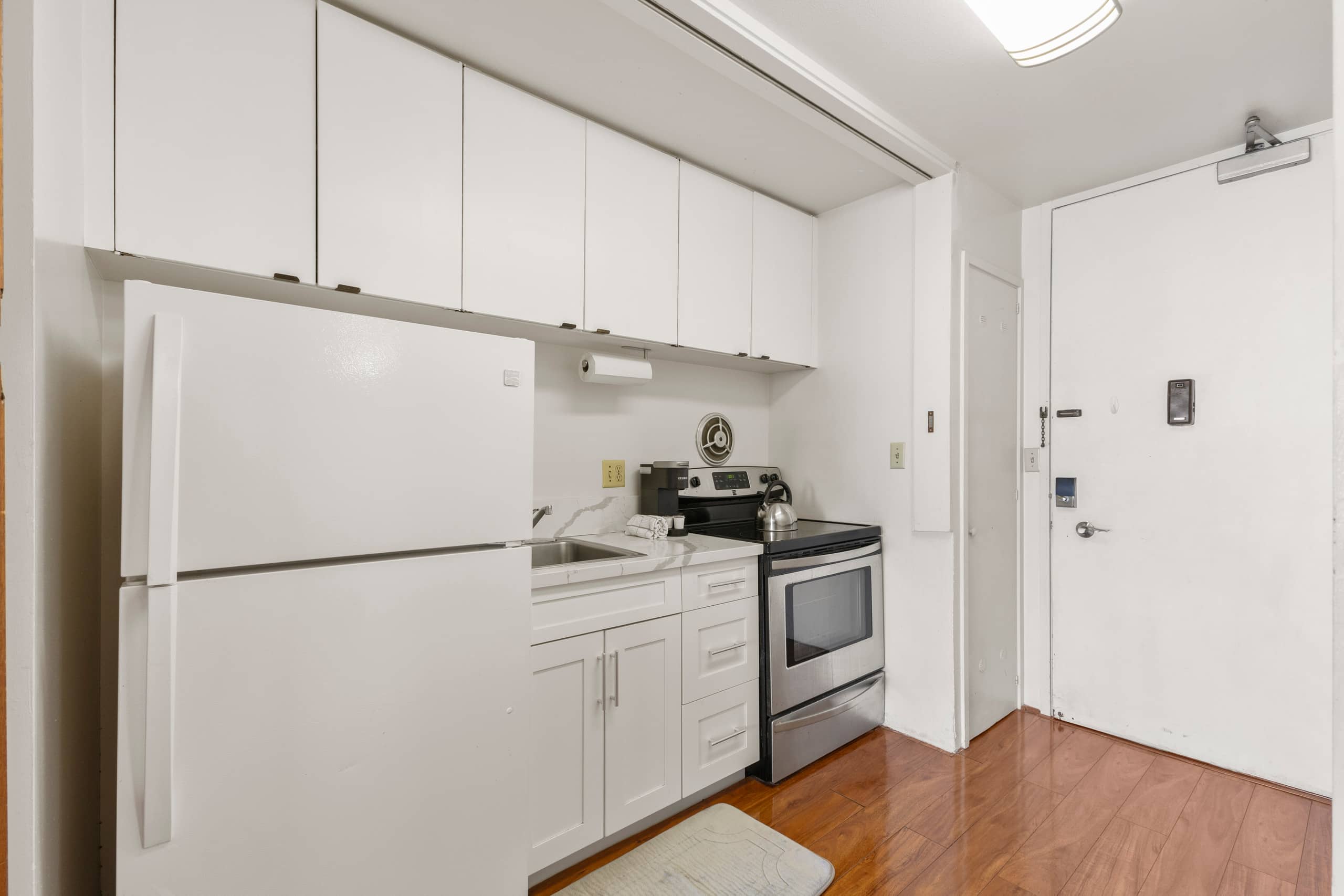 Condo in Honolulu · ★4.73 · Studio · 1 bath - Image 12