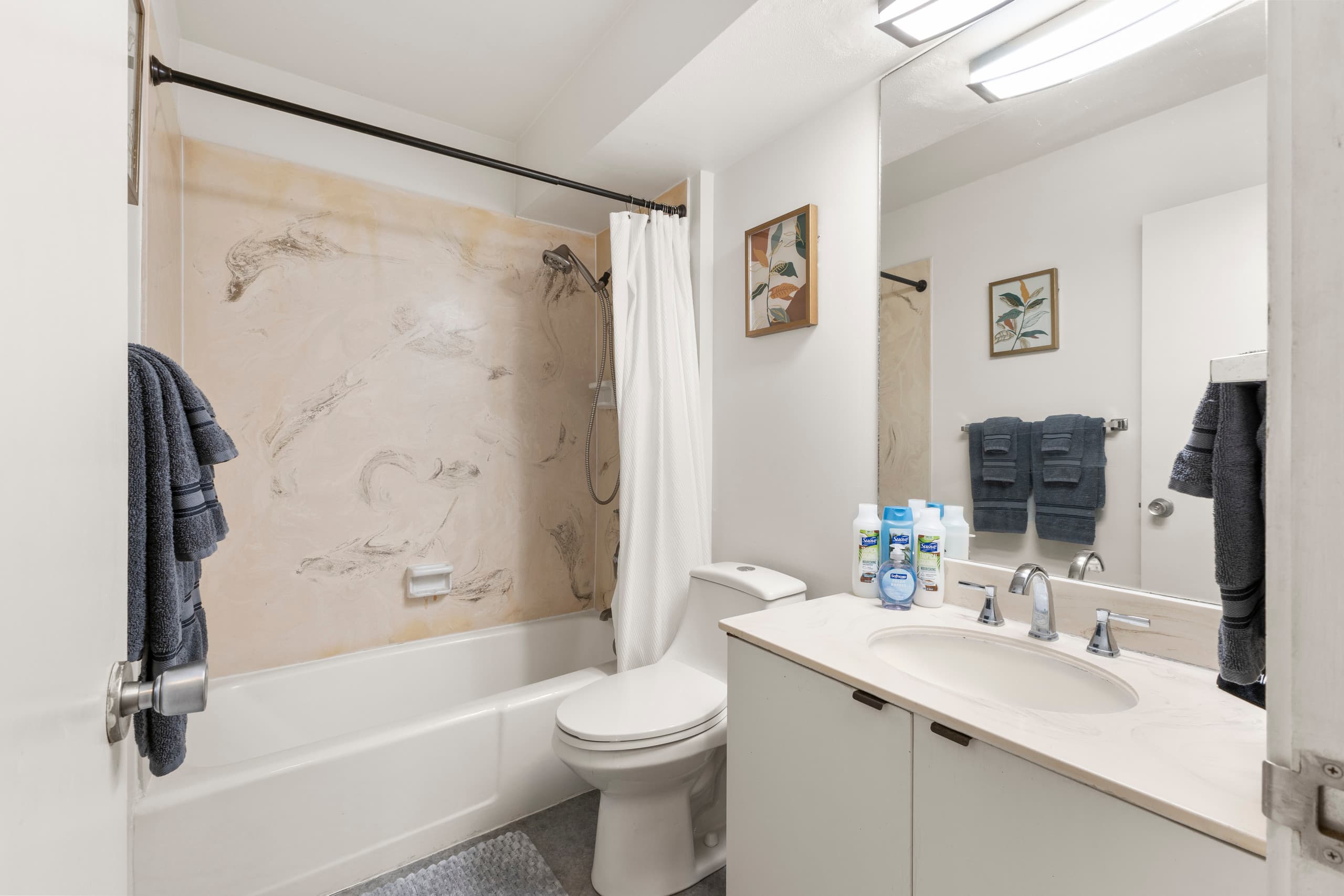 Condo in Honolulu · ★4.73 · Studio · 1 bath - Image 23