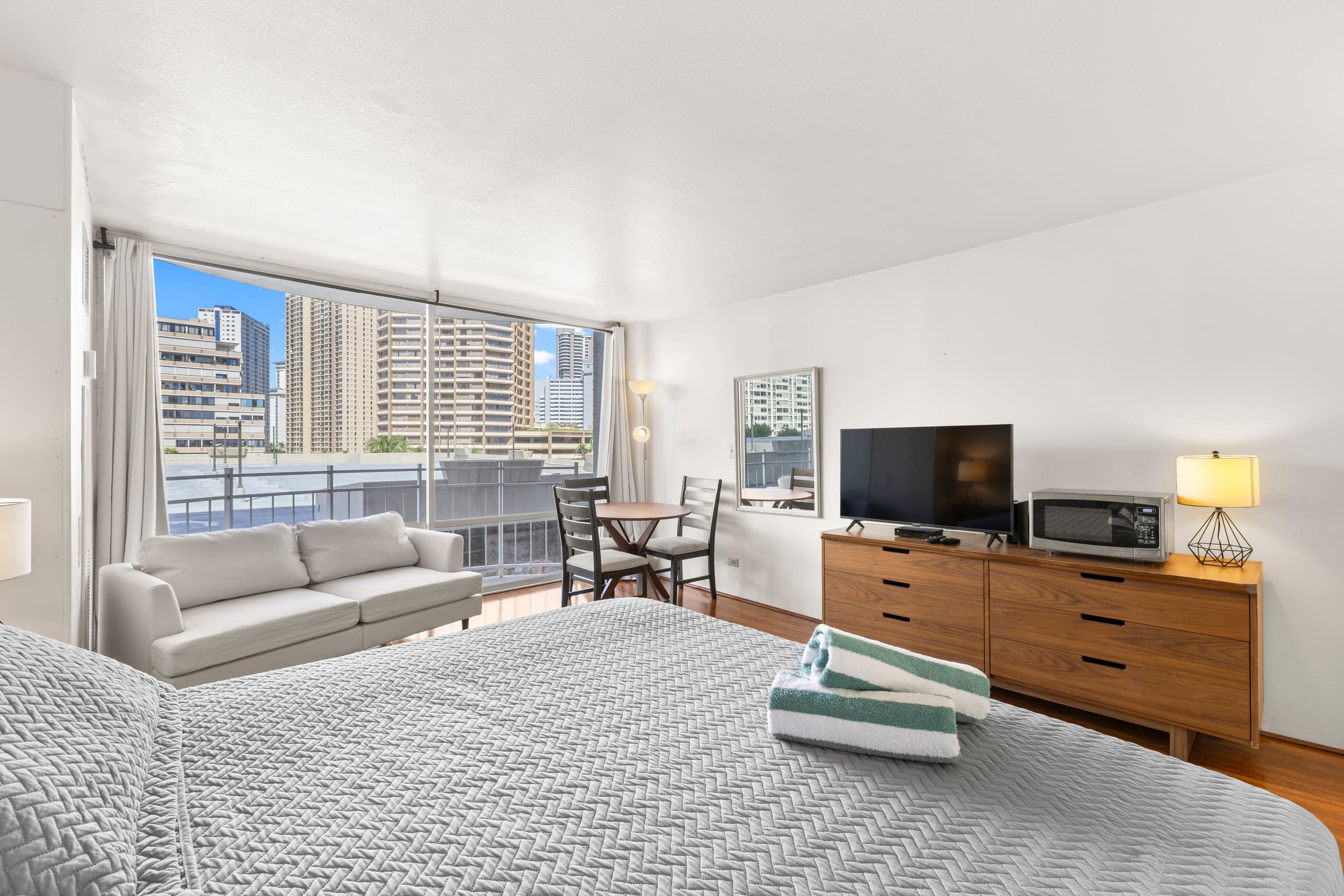 Condo in Honolulu · ★4.73 · Studio · 1 bath - Image 3