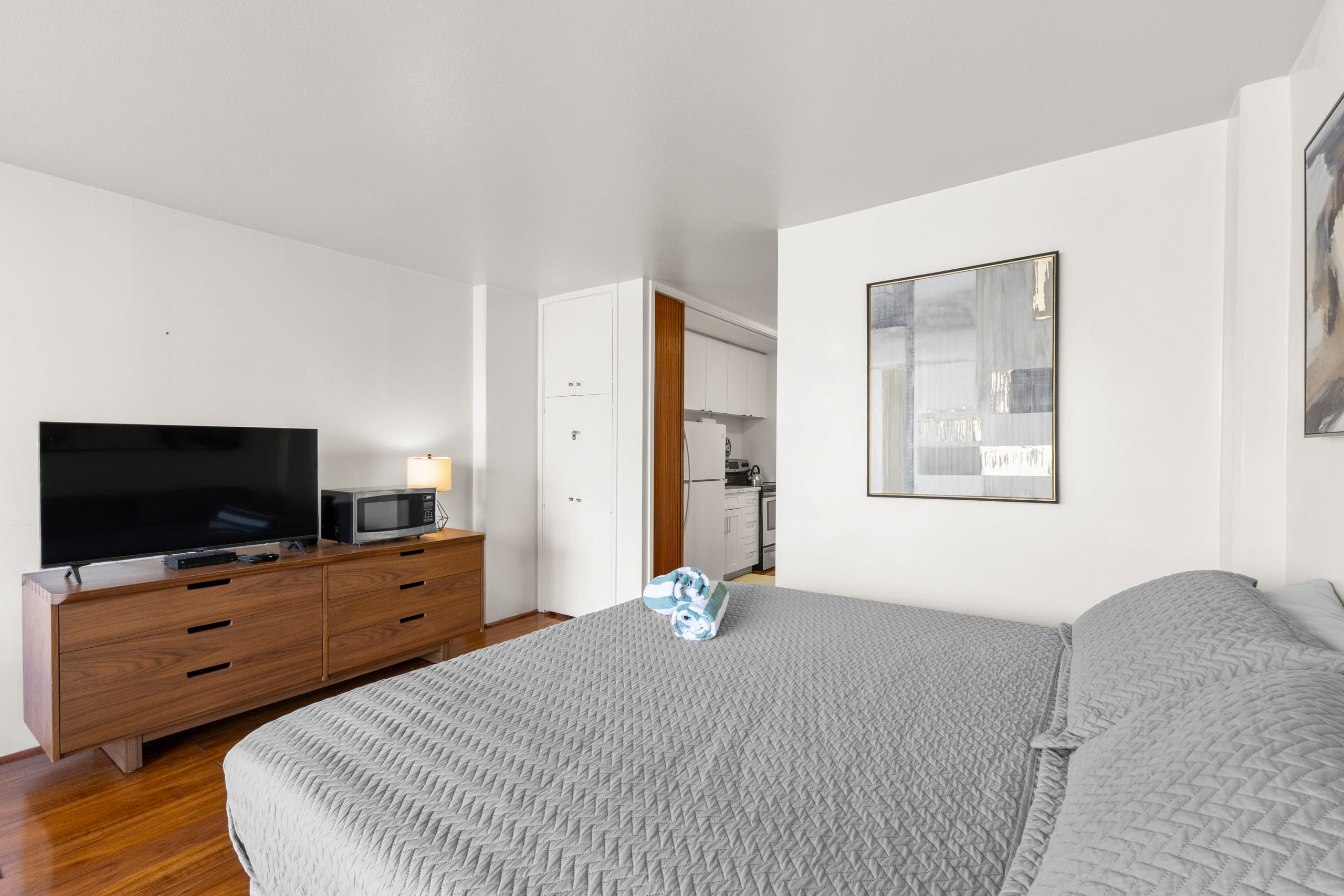 Condo in Honolulu · ★4.73 · Studio · 1 bath - Image 11