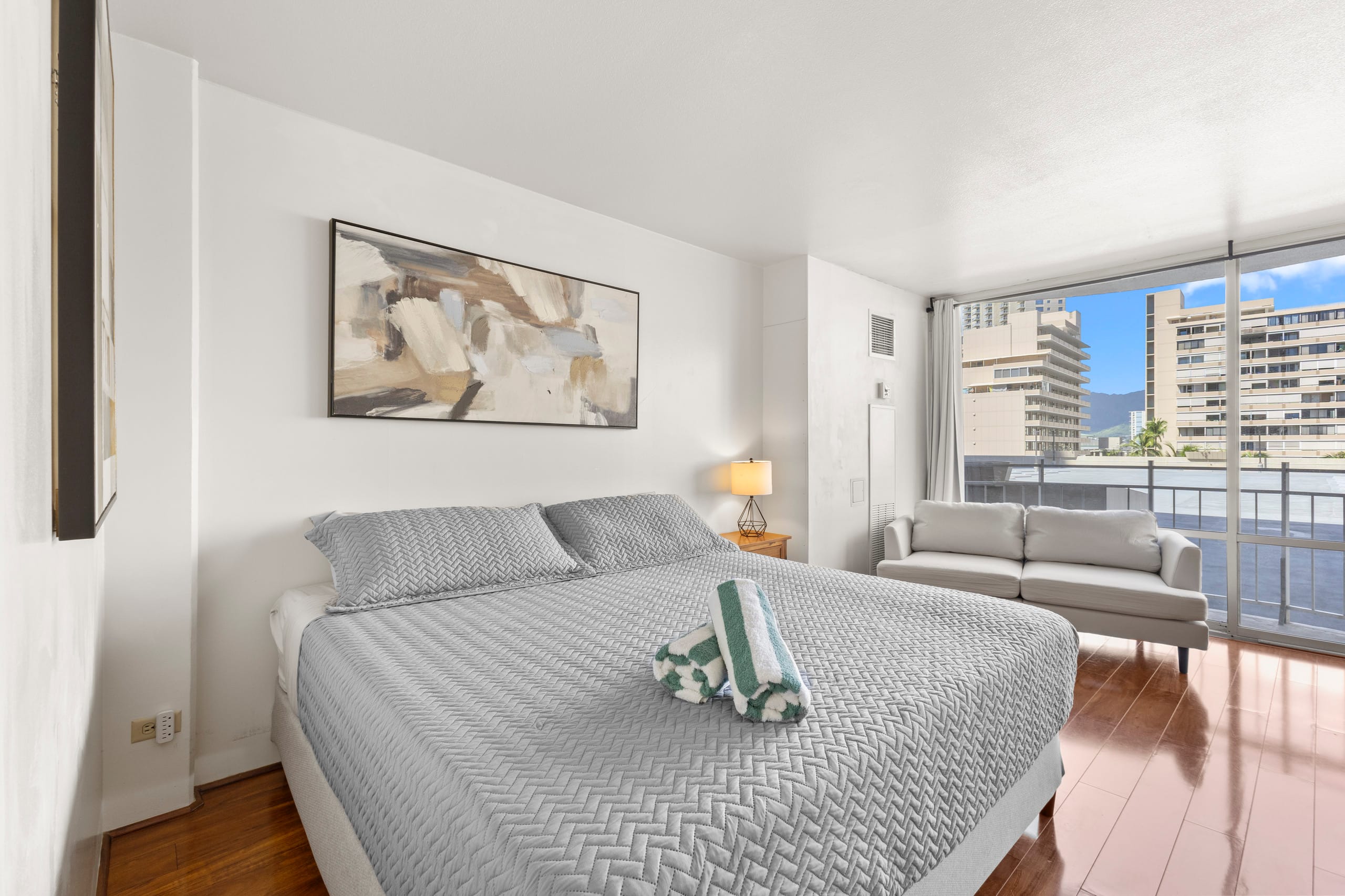 Condo in Honolulu · ★4.73 · Studio · 1 bath - Image 6