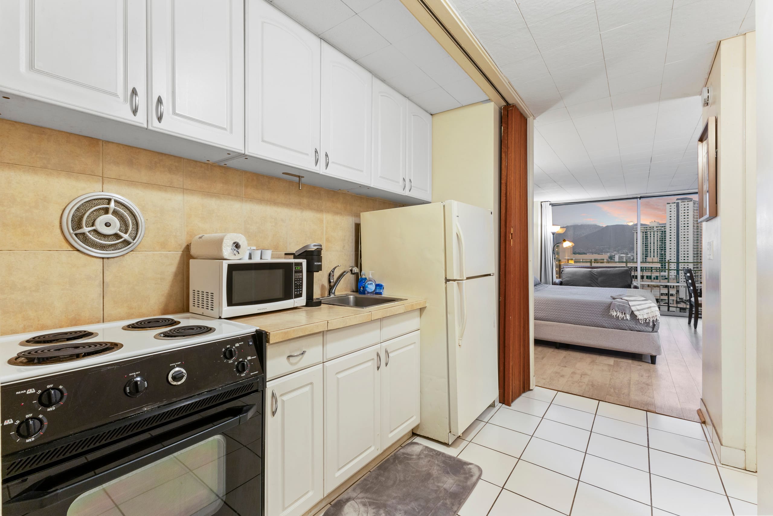 Condo in Honolulu · ★4.69 · Studio · 1 bath - Image 13
