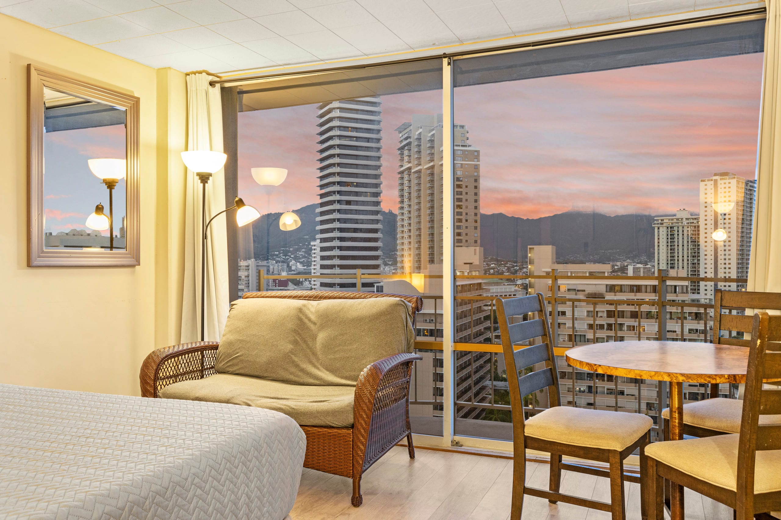 Condo in Honolulu · ★4.69 · Studio · 1 bath - Image 10